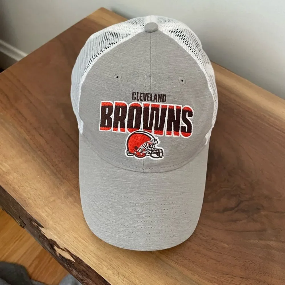 NFL Team Apparel Men's Cleveland Browns Logo Adjustable Trucker Hat One Size